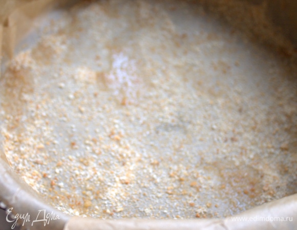 Форму (25 см диаметром) застелить пергаментом, смазать и посыпать сухарями.