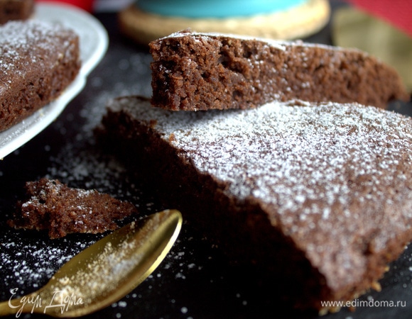 Пирог в разрезе получается однородный, слегка рыхлый.