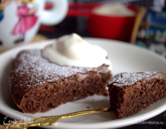 Подавать со взбитыми сливками. По вкусу напоминает брауни.