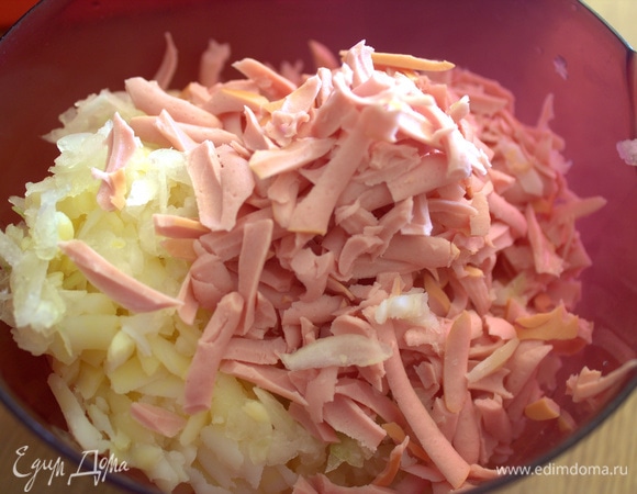 Картофель заранее отварить, охладить, натереть вместе с колбасой.