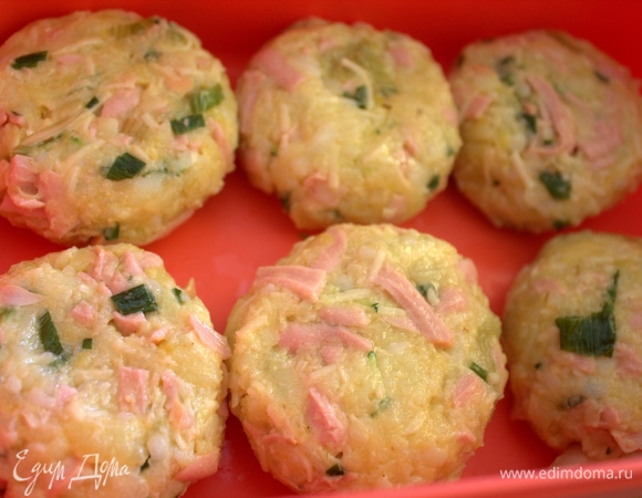 Обмакнуть руки в воду и сформировать биточки на манер сырников. Можно такие заготовки сделать и убрать в холодильник под крышкой.