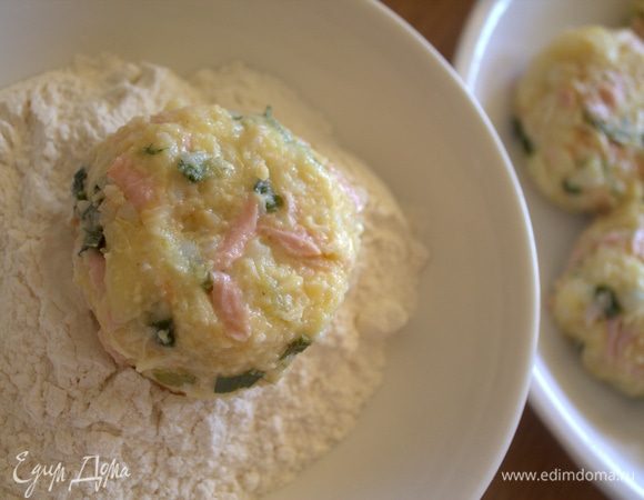 Подготовить три миски: с мукой, сухарями и яйцом. Обвалять вначале в муке каждую бомбочку.