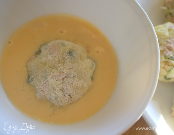 Перенести в яйцо, взбитое со сливками, окунуть полностью.