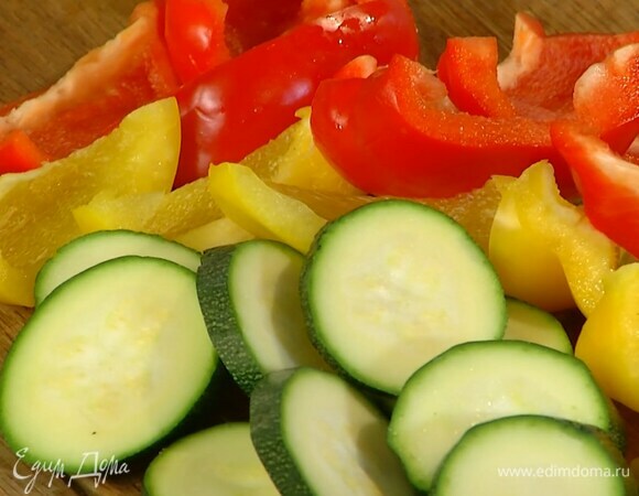 Сладкий перец, удалив плодоножки с семенами, нарезать полосками.