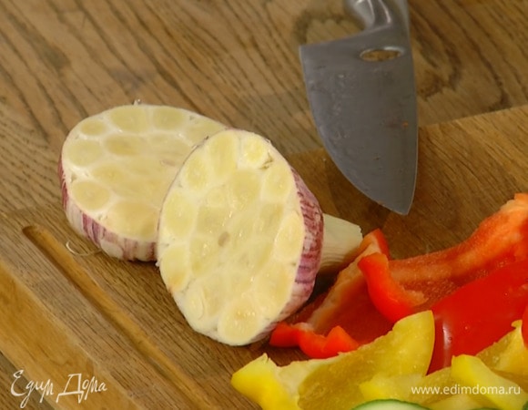 Головку чеснока разрезать вдоль пополам и запечь под разогретым грилем.