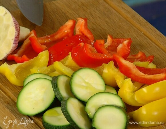 Остальные подготовленные овощи полить оливковым маслом и перемешать.