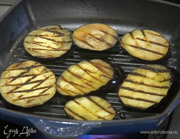 Разогреть сковороду-гриль и обжаривать баклажаны с двух сторон до появления румяных полосок.