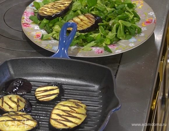 Корн выложить на тарелку, посолить, поперчить, сбрызнуть оставшимся оливковым маслом и уксусом, сверху разложить обжаренные баклажаны.