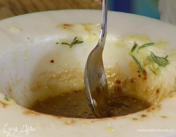 Приготовить маринад: чеснок почистить и растереть в ступке с солью, всыпать листья розмарина и еще раз растереть, затем добавить оливковое масло, бальзамический уксус, горчицу, чили и черный перец, все перемешать.