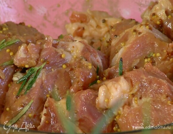 Мясо нарезать кубиками, выложить в глубокую миску, добавить маринад и перемешать.