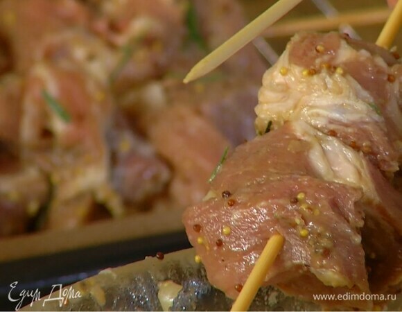 Деревянные шпажки предварительно замочить в холодной воде и нанизать на них мясо.
