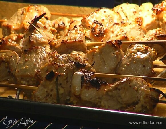 Жарить шашлык в духовке под разогретым грилем, периодически переворачивая, пока он не будет полностью готов.