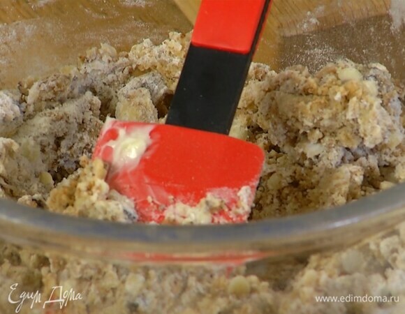 Предварительно размягченное сливочное масло выложить в тесто и растереть все в однородную массу.