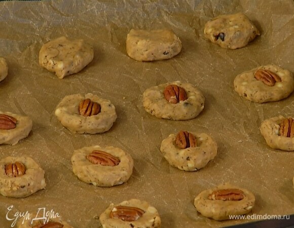 В центр каждой лепешки слегка вдавить половинку пекана.