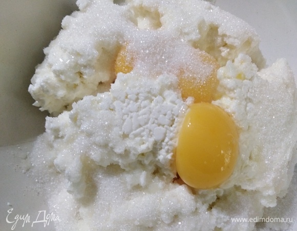 Булгур отварить заранее в соотношении крупы к воде 1:2. В творог добавить желтки и сахар. Пробить блендером.