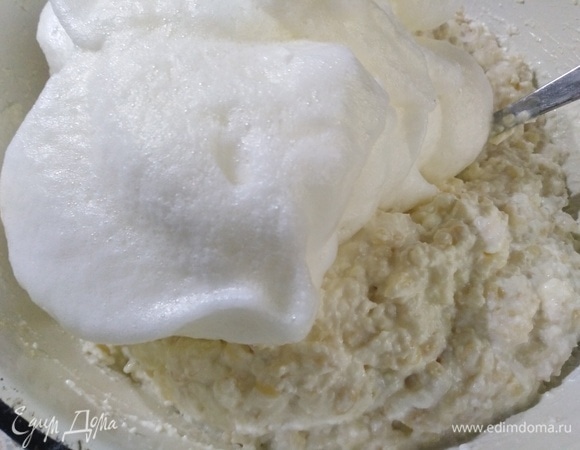 Добавить взбитые с солью белки. Аккуратно перемешать снизу вверх.