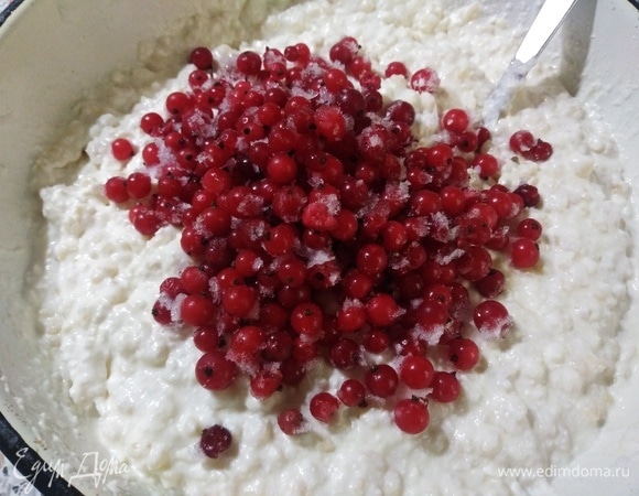 Всыпать замороженные ягоды и еще раз аккуратно перемешать, не повредив смородину.