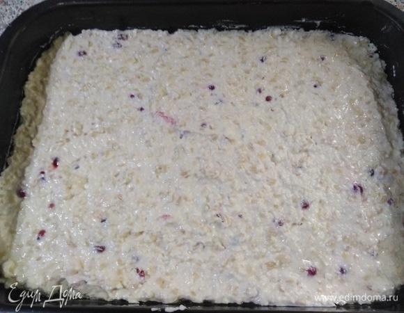 Выложить массу в смазанную маслом форму. Разровнять. Поставить в заранее разогретую духовку.