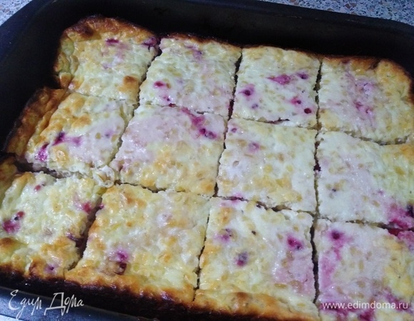 Прямо горячую нарезать порционно и подать к столу.