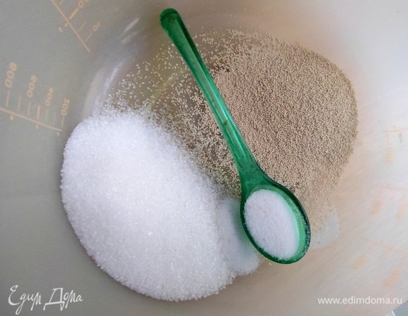 Смешать сахар, соль (без горки), дрожжи.