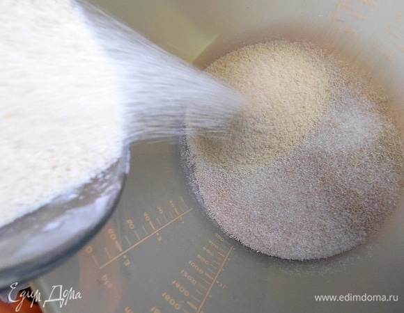 Всыпать мелкую манную крупу.