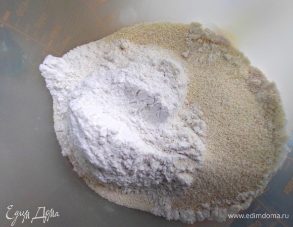Всыпать муку.