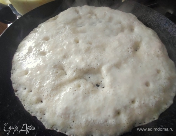 Подошедшее тесто наливать поварешкой на горячую смазанную сковороду (у меня 28 см в диаметре).