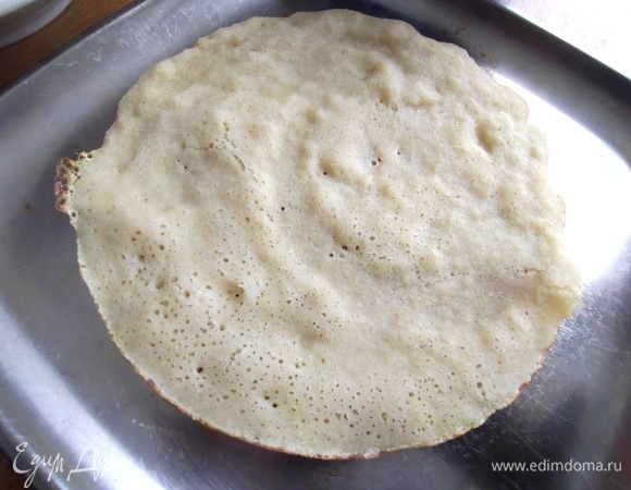 Жарить только снизу. Перенести на плоское блюдо или поднос.