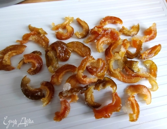 Для первой начинки вместо изюма взяла засахаренные кусочки цидонии (это кустарник, растет на огородах в Латвии, кислый фрукт, засыпают сахаром или проваривают кусочки с сахаром).