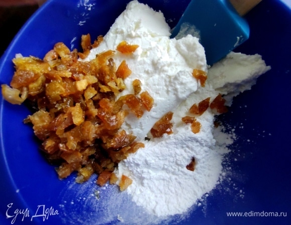 Нарезать цукаты в творог (2 пачки) с сахаром и крахмалом.