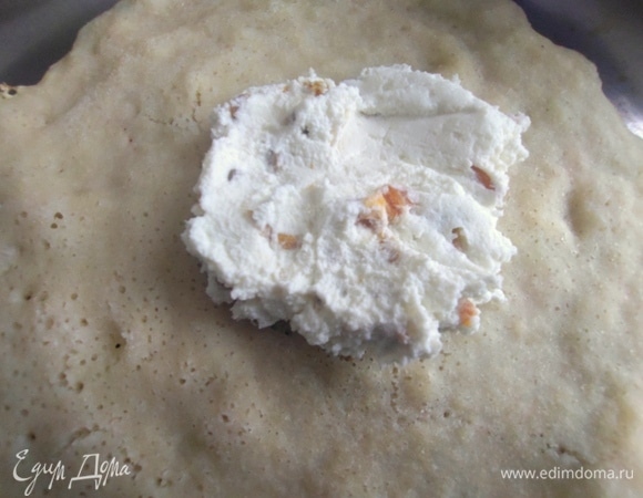 На середину блина перенести 1–2 ложки начинки.