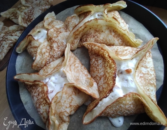 Запечь блины минут 10 в духовке. Я запекала в пиццамейкере (эл. сковорода с крышкой, печет сверху и снизу).