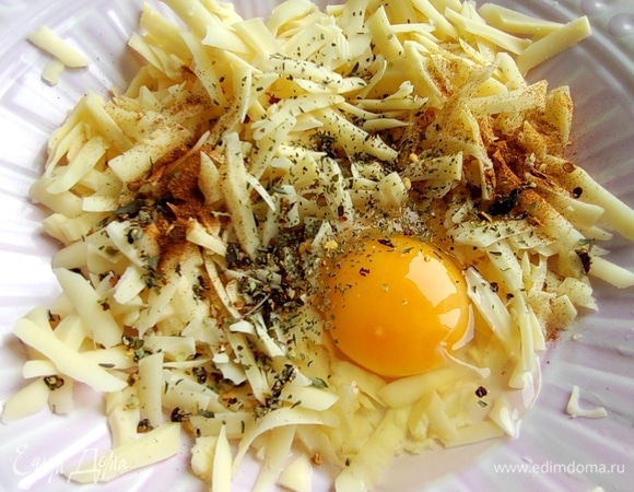 Смешать тертый сыр с яйцом и специями для второй начинки.