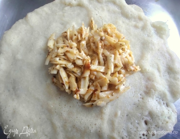 Положить в центр блина сырную начинку.