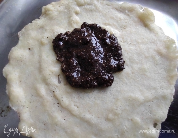 Также кладем ее в центр блина.