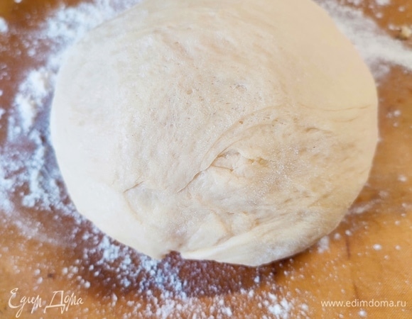 Для теста смешать всю опару, оливковое масло, воду и яйцо. Постепенно ввести муку и замесить тесто. В самом конце вымешивания добавить соль и сахар. Оставить тесто на 1,5 часа для подъема.