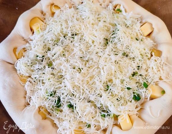 Посыпать тертым пармезаном. Выпекать 15 минут при температуре 200°C.