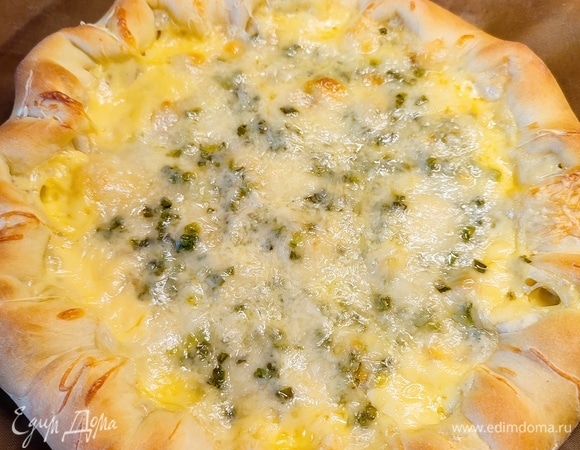 Готовому пирогу надо дать немного остыть.