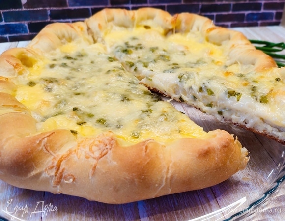 Пирог получается очень сырным. Съедается очень быстро.