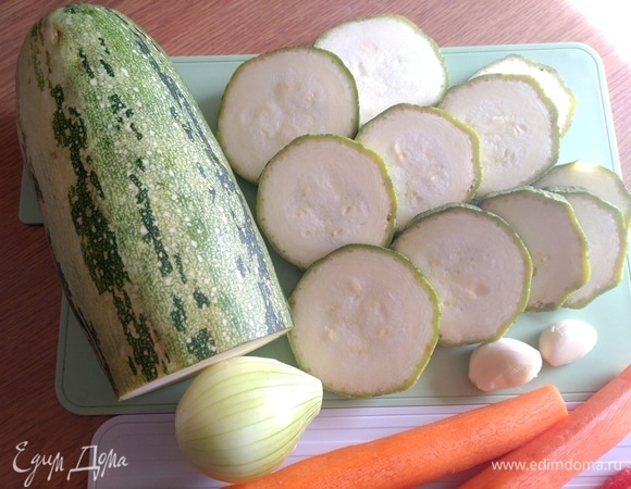 Молодой кабачок нарезать или натереть вместе с кожицей.