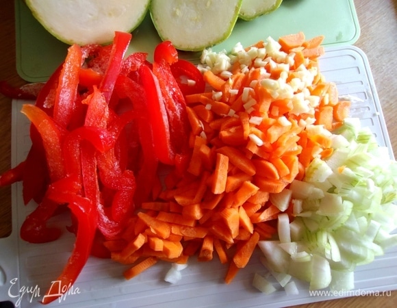 Измельчить морковь, лук, чеснок, паприку.