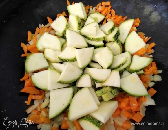 Обжарить в сковороде вок овощи.