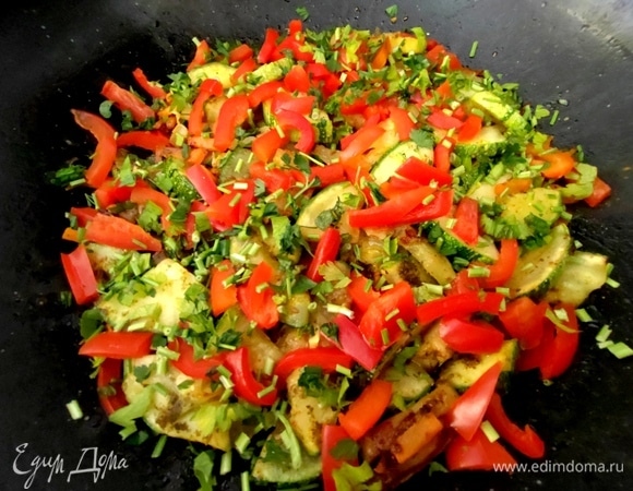 Паприку и зелень — в самом конце. Это будет овощная подушка для улитки.