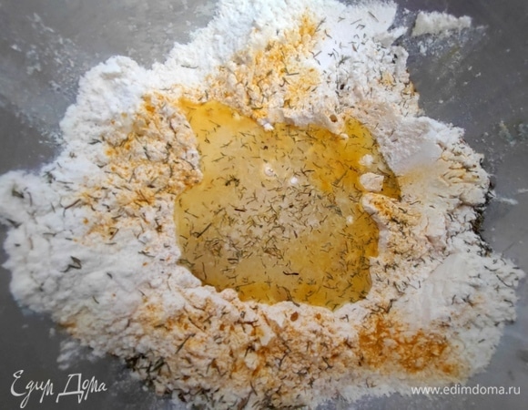 Для теста все смешать, влить теплую сыворотку или воду.