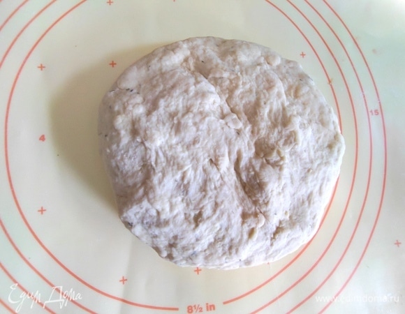 Замесить руками или тестомесом. Перенести тесто на коврик. Раскатать в прямоугольник.