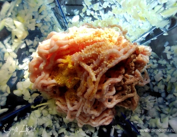 Для начинки порубить лук, чеснок, смешать с фаршем, приправами.