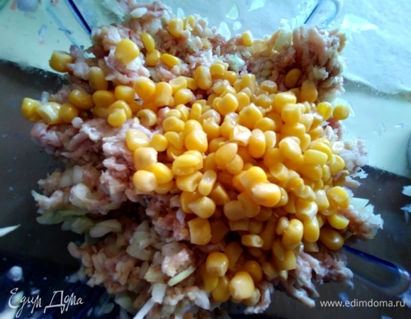 Добавить кукурузу.