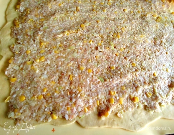 Распределить начинку по тонкому тесту.