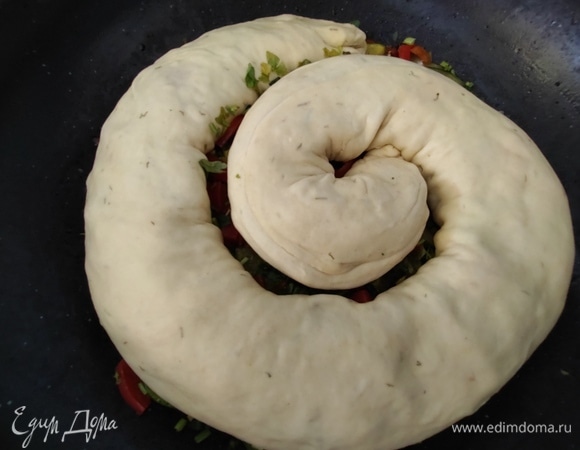 Свернуть его улиткой и перенести на овощную подушку.