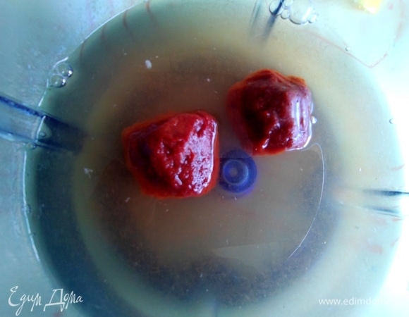 Размешать в горячей воде томатную пасту. Или воспользоваться готовым томатным соком.